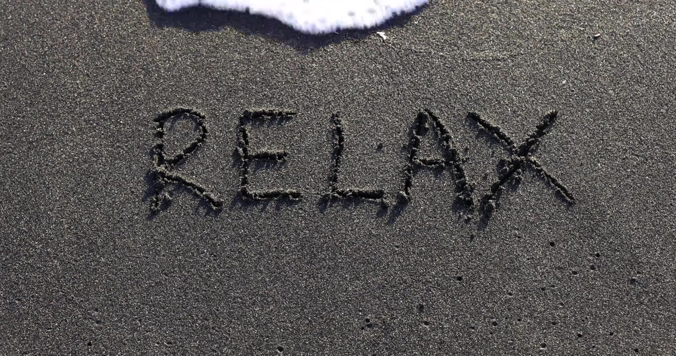 Denizin nazik dalgaları sahile vurarak 'relax' kelimesini siliyor.