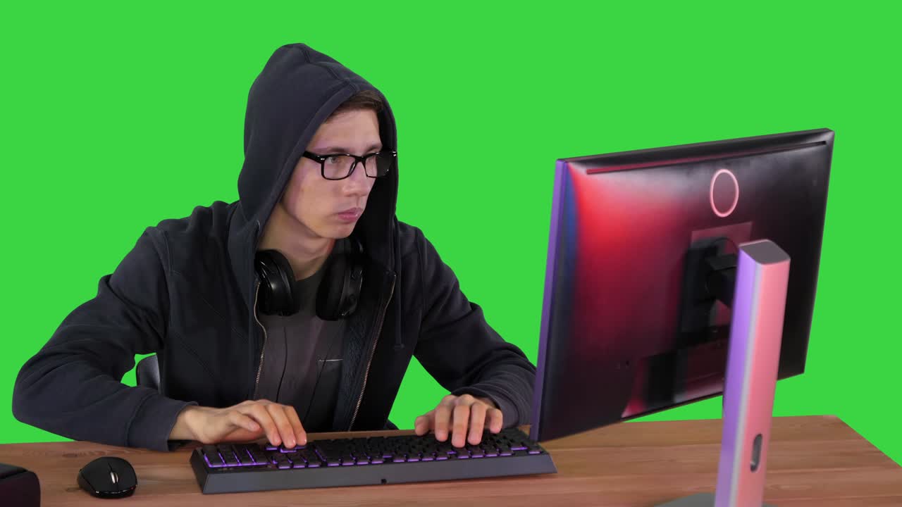 안경으로 녹색 화면에서 코드를 해독하는 크로마 키 해커