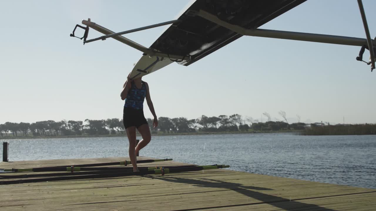 equipo de remo femenino entrenando en un río