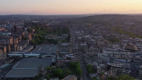 drone de lanzamiento aéreo del centro de la ciudad de edimburgo con el castillo de edimburgo detrás