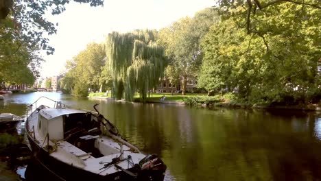 Timelapse-Del-Barco-Amarrado-En-Las-Orillas-Del-Río-Amstel,-Amsterdam