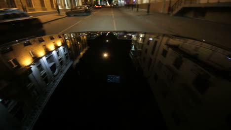 reflexión de las luces de la calle en el capó del coche por la noche. reflexiones de las luces de la ciudad en el coche