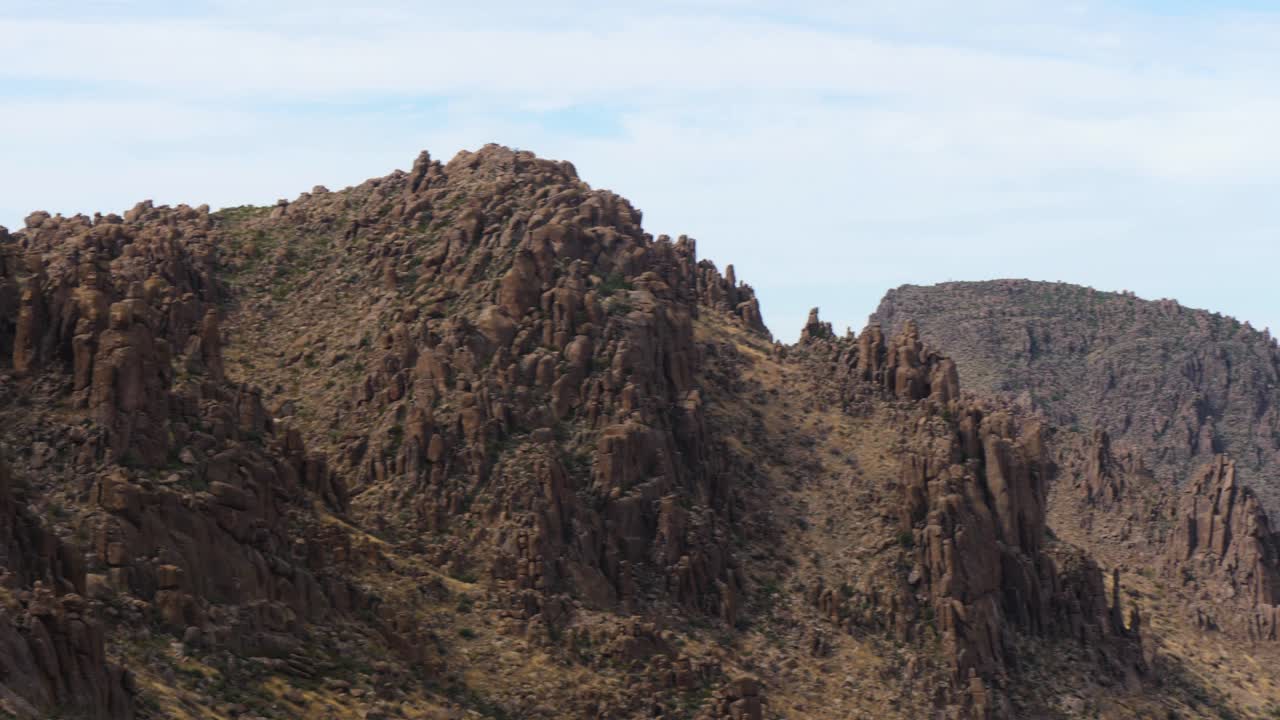 panorámica sobre un valle en las supersticiones montañas de arizona