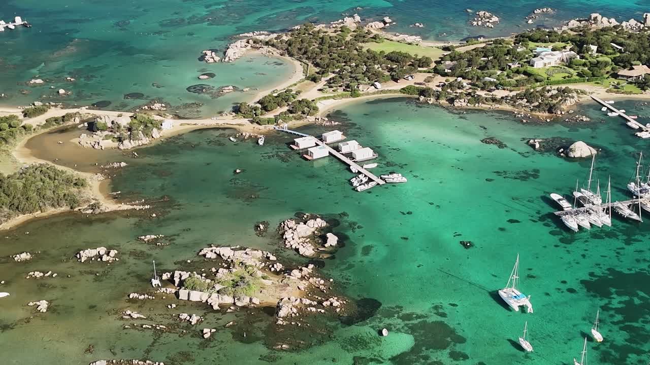 Esplora la costa della Sardegna con barche e acque cristalline in estate