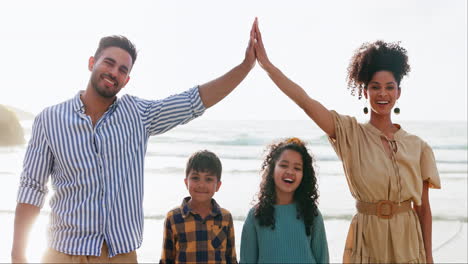 familia, manos en el techo y niños en la playa