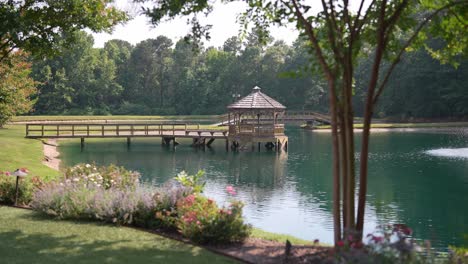 Ruhige-Seeuferszene-Mit-Einem-Entzückenden-Pavillon-Im-Herzen-Des-Wassers