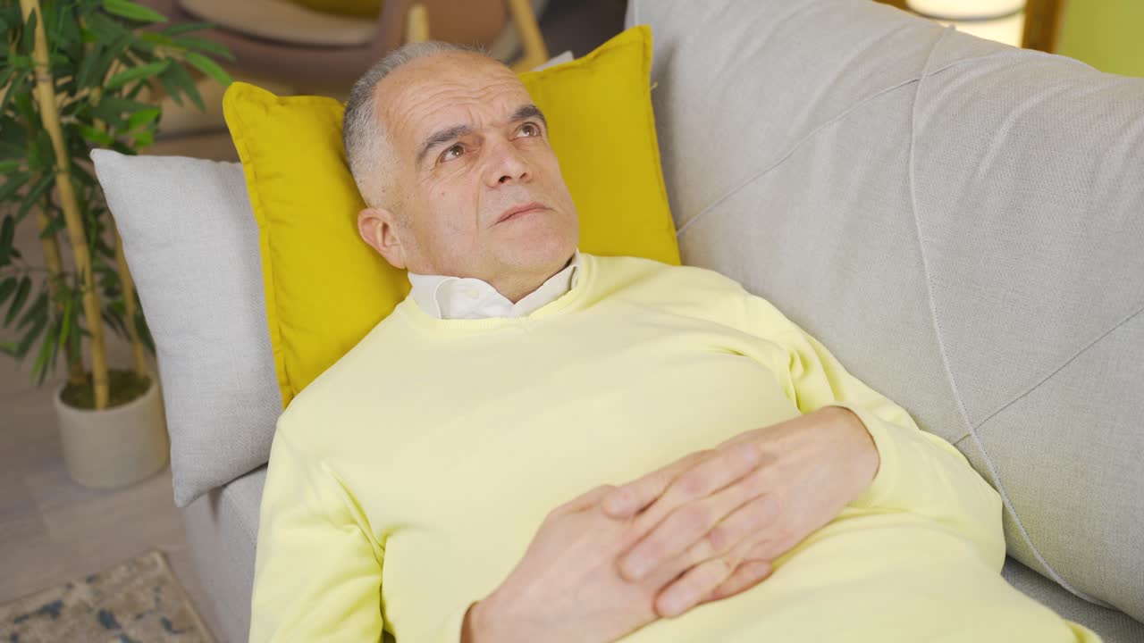 Anziano pensionato che parla da solo a casa e fa progetti, piani per le vacanze, piani di viaggio.