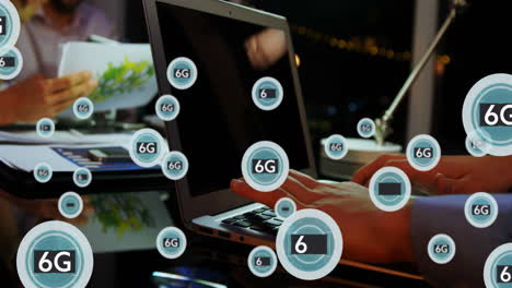 animación de textos 6g, símbolos sobre diversos compañeros de trabajo discutiendo informes y trabajando en la computadora portátil