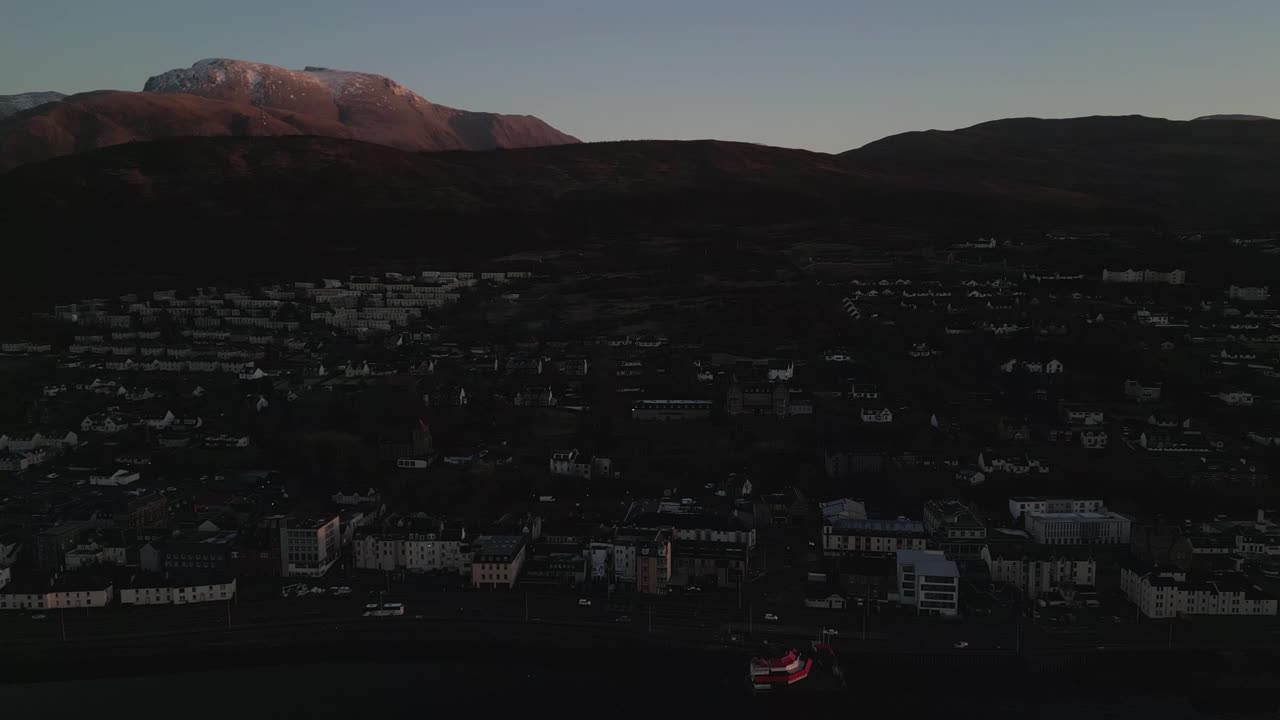 Vista aerea panoramica di Fort William e Ben Nevis, Scozia, durante un bellissimo tramonto invernale