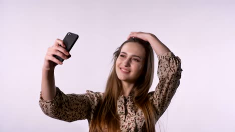 joven bonita es hacer selfie en el teléfono inteligente, concepto de comunicación, fondo blanco