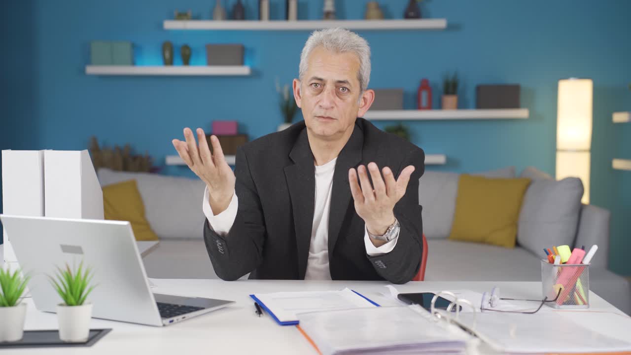 홈 오피스 직원 남자가 카메라에 "쉬쉬"라고 말합니다.