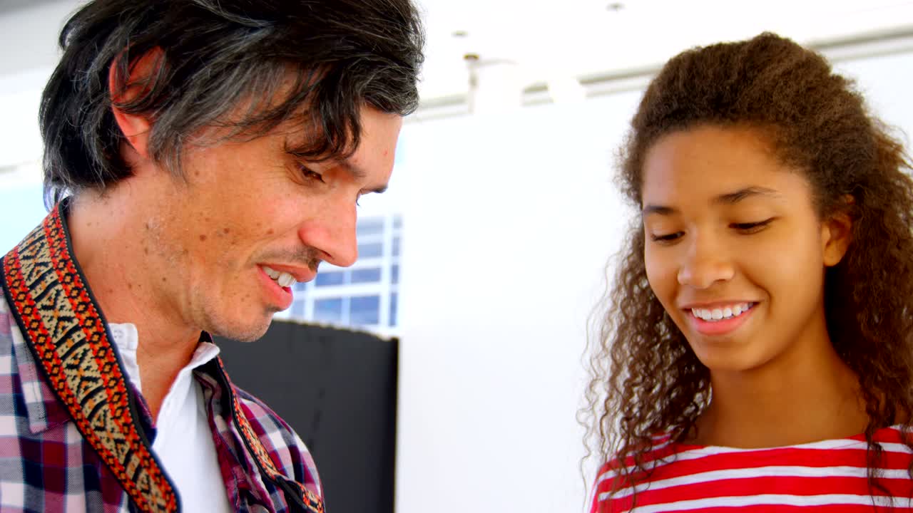 fotógrafo masculino y modelo discutiendo sobre fotos 4k