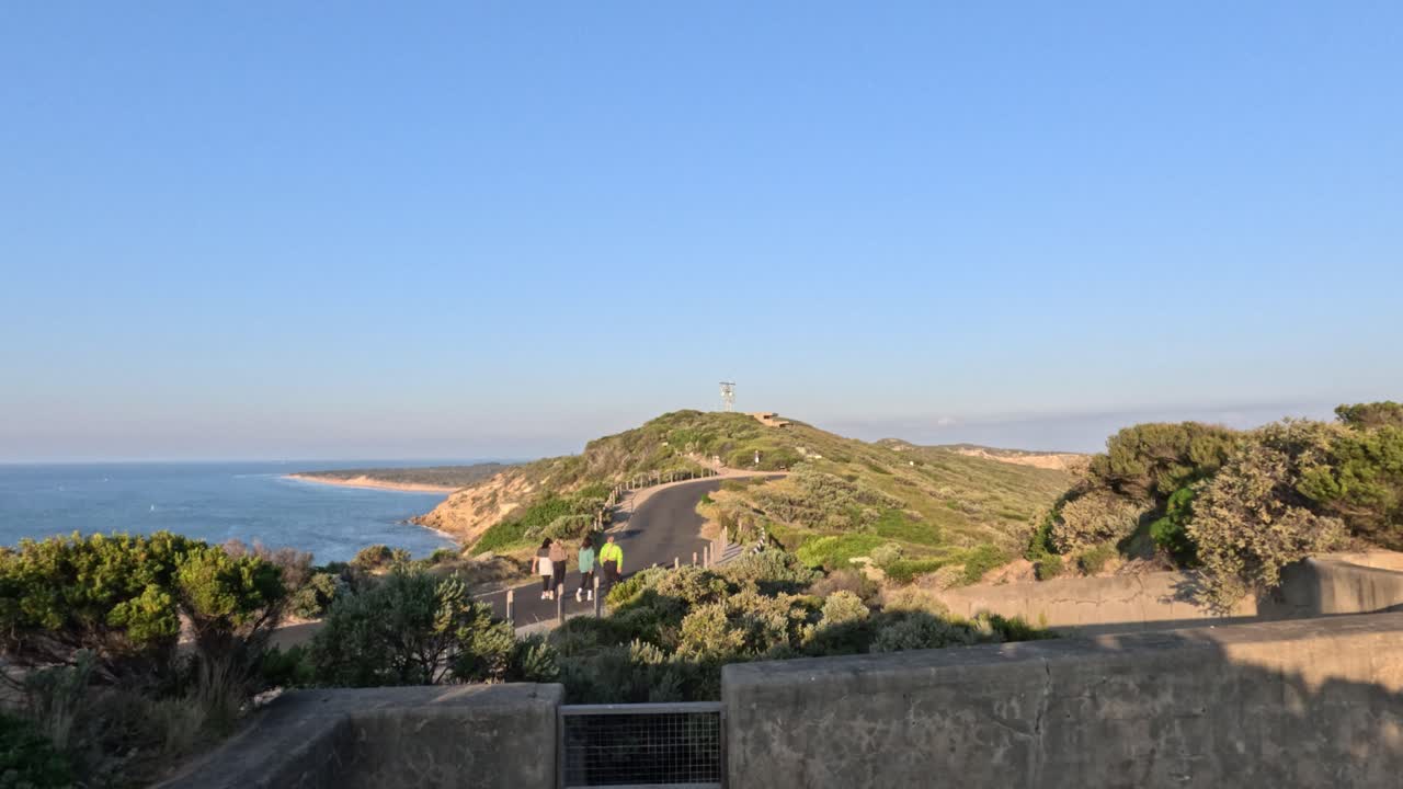 포트시 의 해안 모래 언덕 을 따라 산책 하는 관광객 들