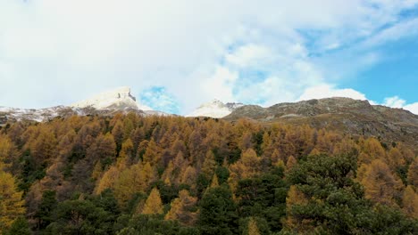 Vuelo-De-Drones-Sobre-Un-Impresionante-Valle-Alpino-Otoñal