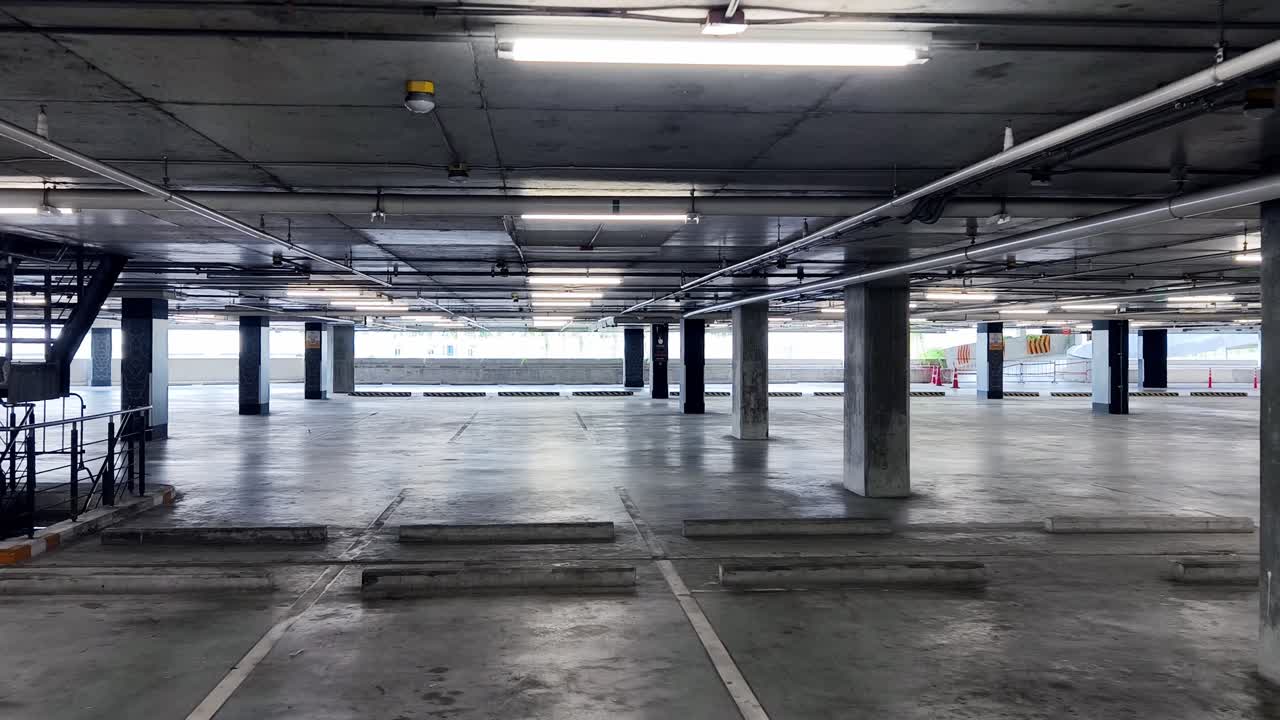 空の地下駐車場
