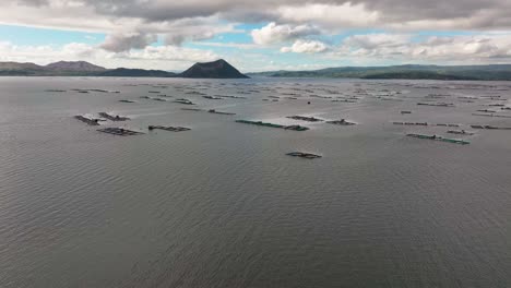 fotografía de un avión no tripulado de una jaula de pesca flotante en el lago taal, filipinas