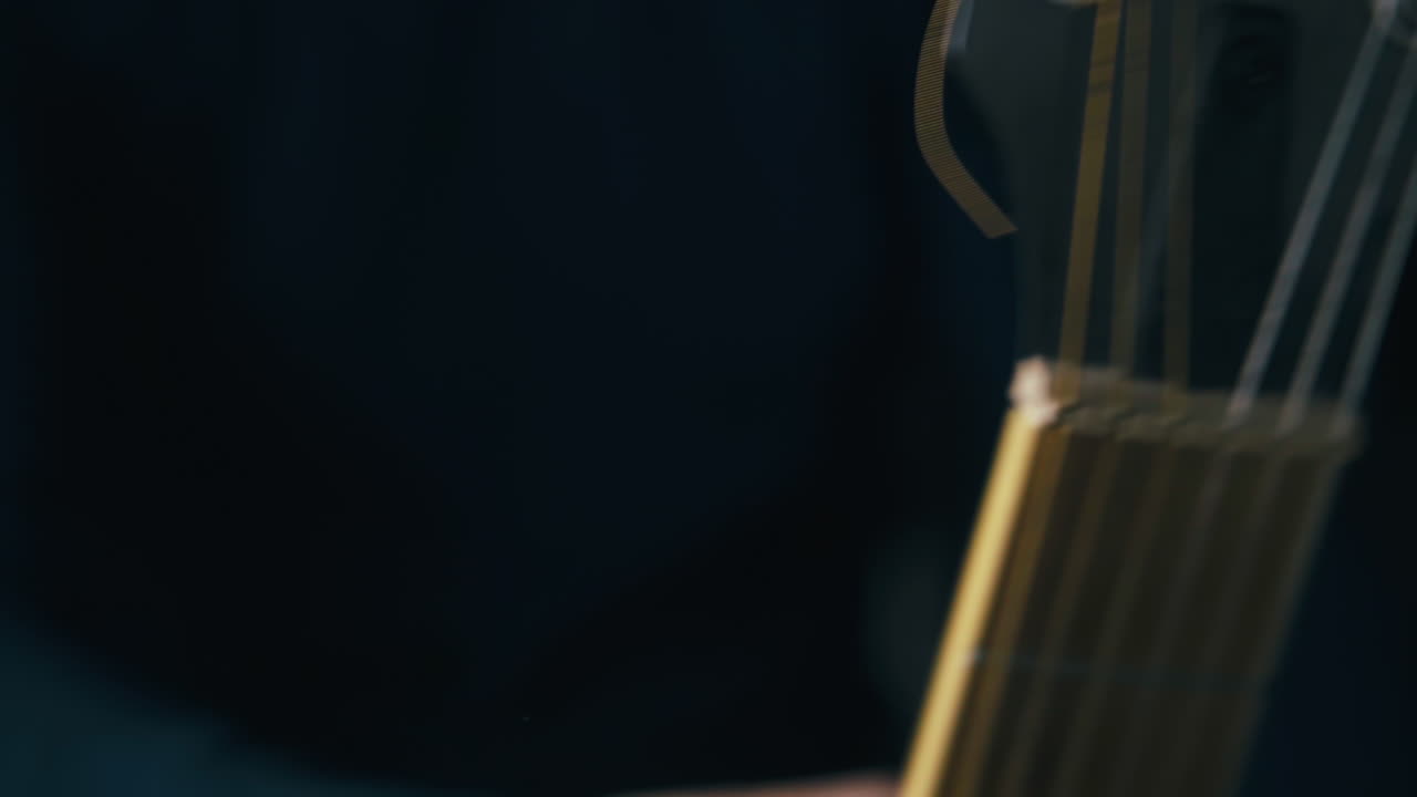 abre las manos gran caja negra y toma nueva guitarra acústica