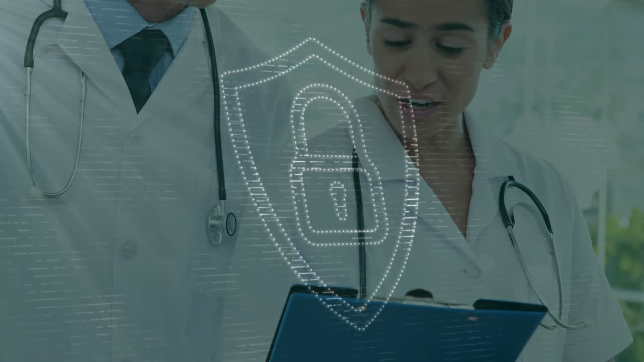 Animación de puntos que forman un candado en un escudo sobre médicos caucásicos que discuten informes de pacientes