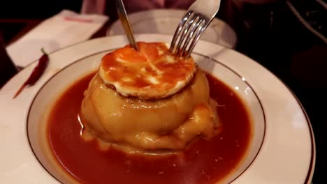 Traditionelles-Francesinha-Gericht,-Das-Beim-Abendessen-Geschnitten-Wird,-Um-Seine-Zutaten-Preiszugeben