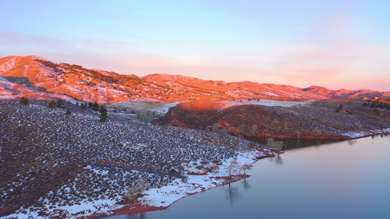 공중:몽환적인 일몰 때 라플란드 광야의 눈 덮인 겨울 원더랜드를 흐르는 구불구불한 강 위를 날다