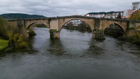 Plataforma-Rodante-De-Marcha-Atrás-Rápida-Desde-El-Puente-Romano-De-Ourense-Sobre-El-Río-Miño-En-Ourense,-Galicia,-España