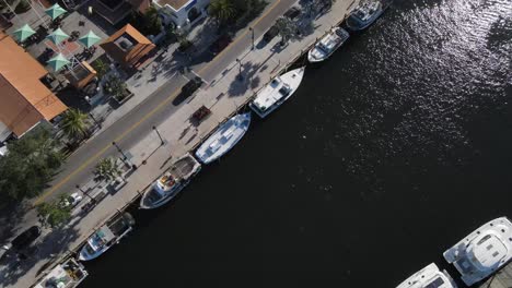 Luftaufnahme-Der-Boote-Im-Dock-In-Tarpon-Springs,-Florida