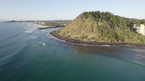 Panorama-Der-Landzungen-Von-Burleigh-Im-Sommer-In-Gold-Coast,-Queensland,-Australien