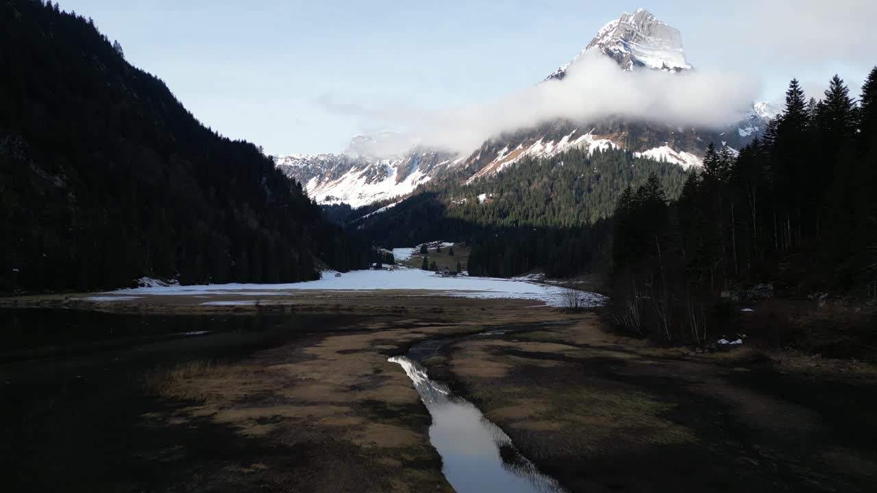 obersee glarus suiza vuelo bajo como la primavera llega al lago