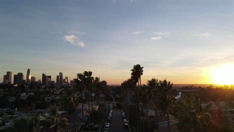 Von-Palmen-Gesäumte-Straße-Mit-Los-Angeles-Im-Hintergrund