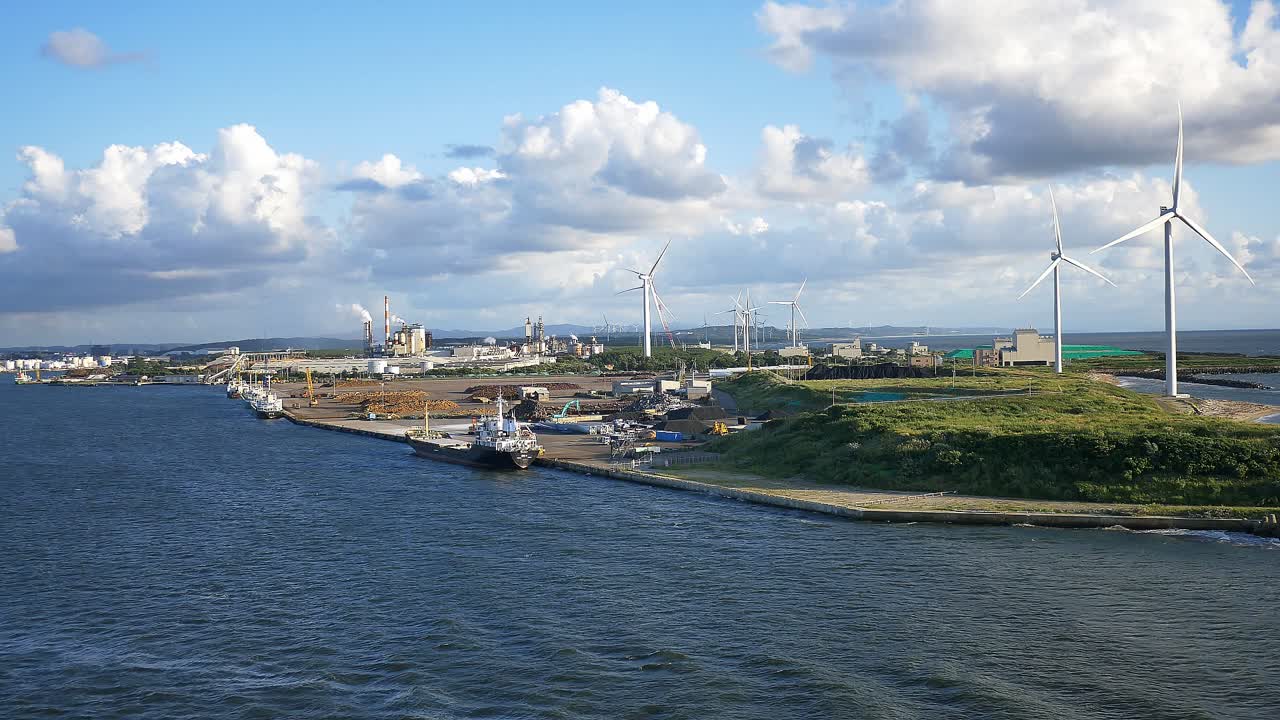일본 아키타 현 나카시마 부두의 풍차, 터빈 또는 농장에서 나오는 깨끗한 재활용 에너지
