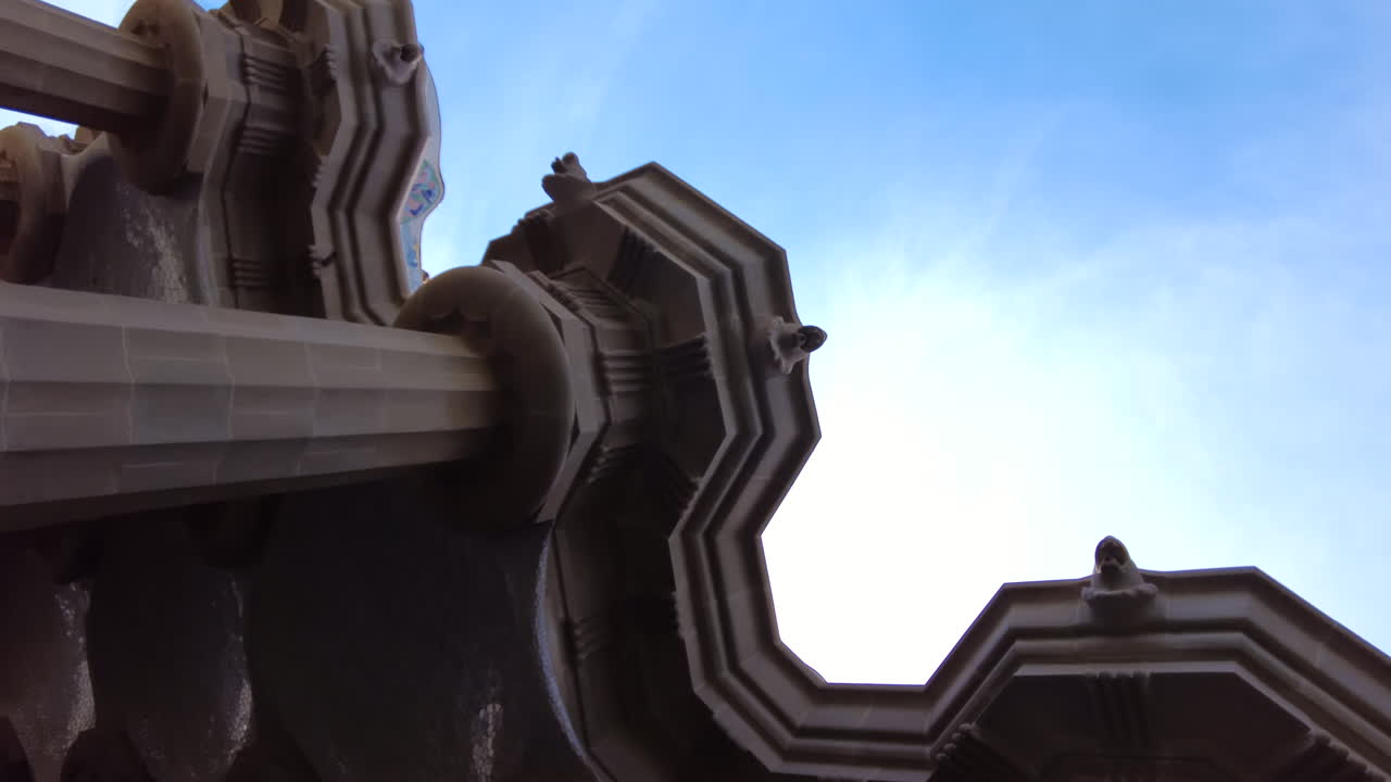 スペインのバルセロナにあるトゥロ・デル・カルメルにあるグエル公園の建築要素。垂直。