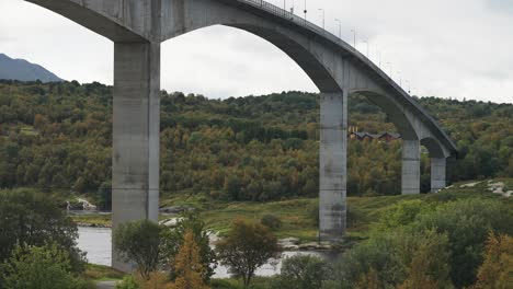 Un-Puente-De-Arco-Se-Extiende-Sobre-El-Famoso-Estrecho-De-Saltstraumen