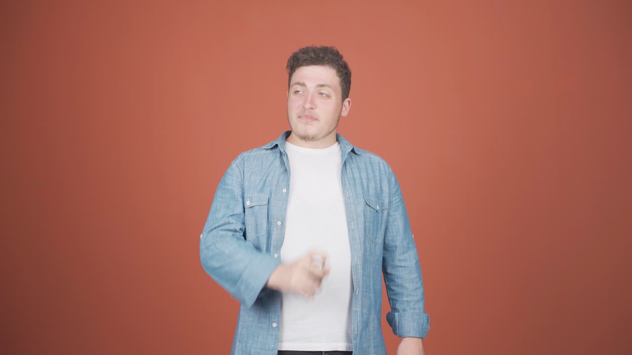 향수를 쓰고 좋은  ⁇ 새를 맡는 사람.