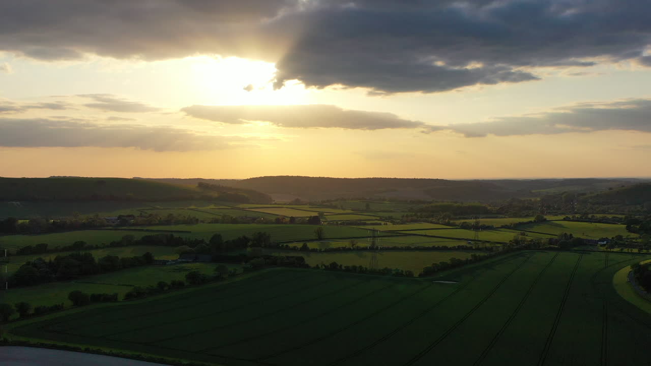 vuelo aéreo sobre la granja superior del párroco acampando noche soleada reino unido 4k