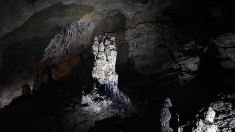 Linternas-En-Cueva-Belga,-Grutas-De-Han,-Estalactitas,-Zoom-Lento