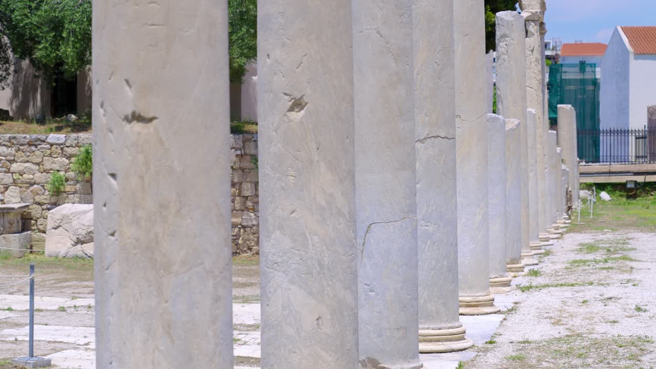 rastreando el movimiento alrededor de una vieja colonnada ruina de la cultura griega antigua