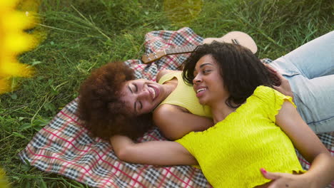 mujeres en un campo de girasoles