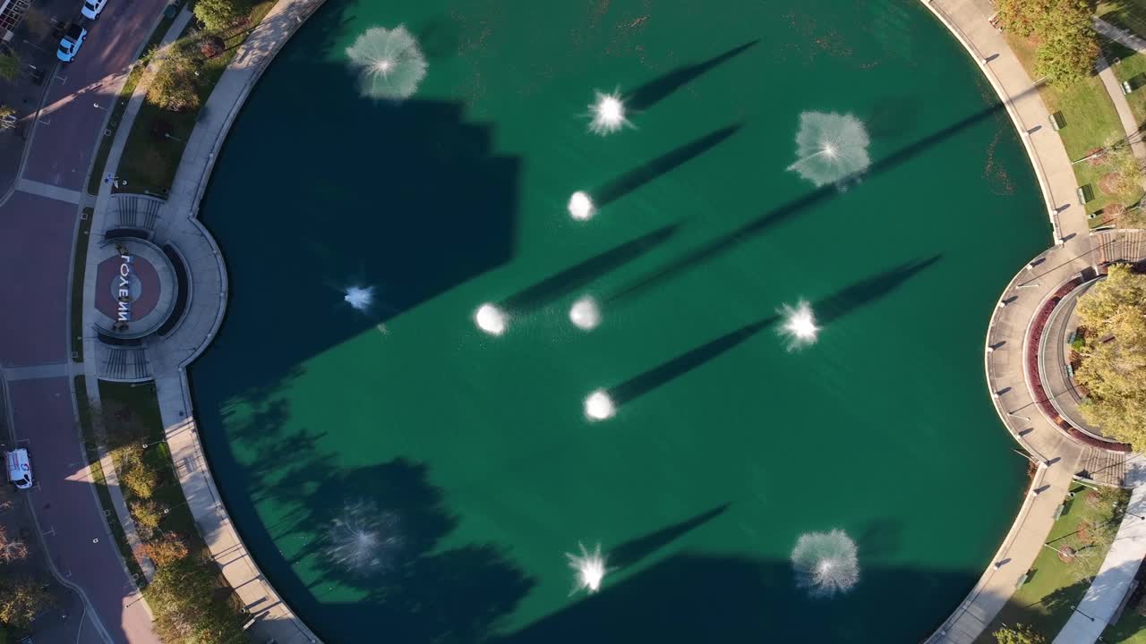 미국 비즈니스 파크의 원형 연못의 분수