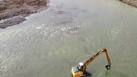 Rückansicht-Wasserbagger,-Der-Im-Arno-Fluss-In-Der-Nähe-Der-Stadt-Sieci,-Pontassieve,-Arbeitet,-Um-Eine-Weitere-Flutkatastrophe-In-Florenz-Nach-Der-Langen-Regenzeit-Im-November-Zu-Vermeiden