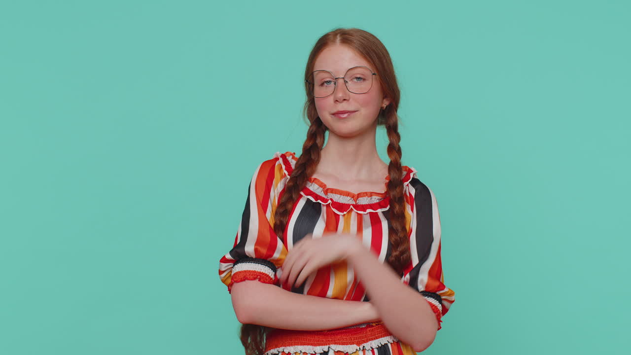 sonriente juguetona feliz pelirroja parpadeando el ojo, mirando a la cámara con una sonrisa, guiñando, coqueteando