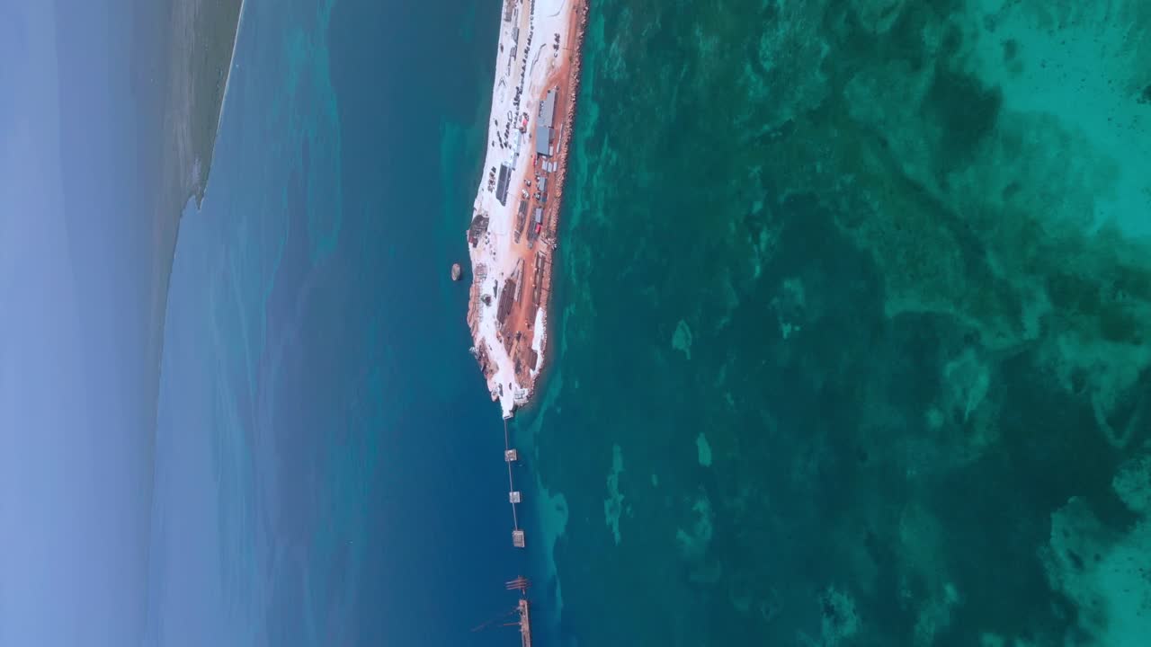 - 카리브 해 연안의 카보 로조, 페데르날레스, 도미니카 공화국에 있는 수직 크루즈 항구 건설