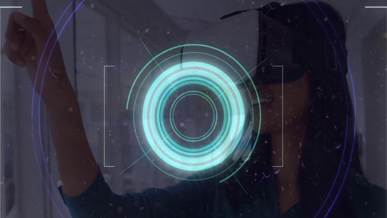 rastros de luz sobre el escáner de alcance de neón contra la mujer gesticulando mientras usa auriculares vr en la oficina