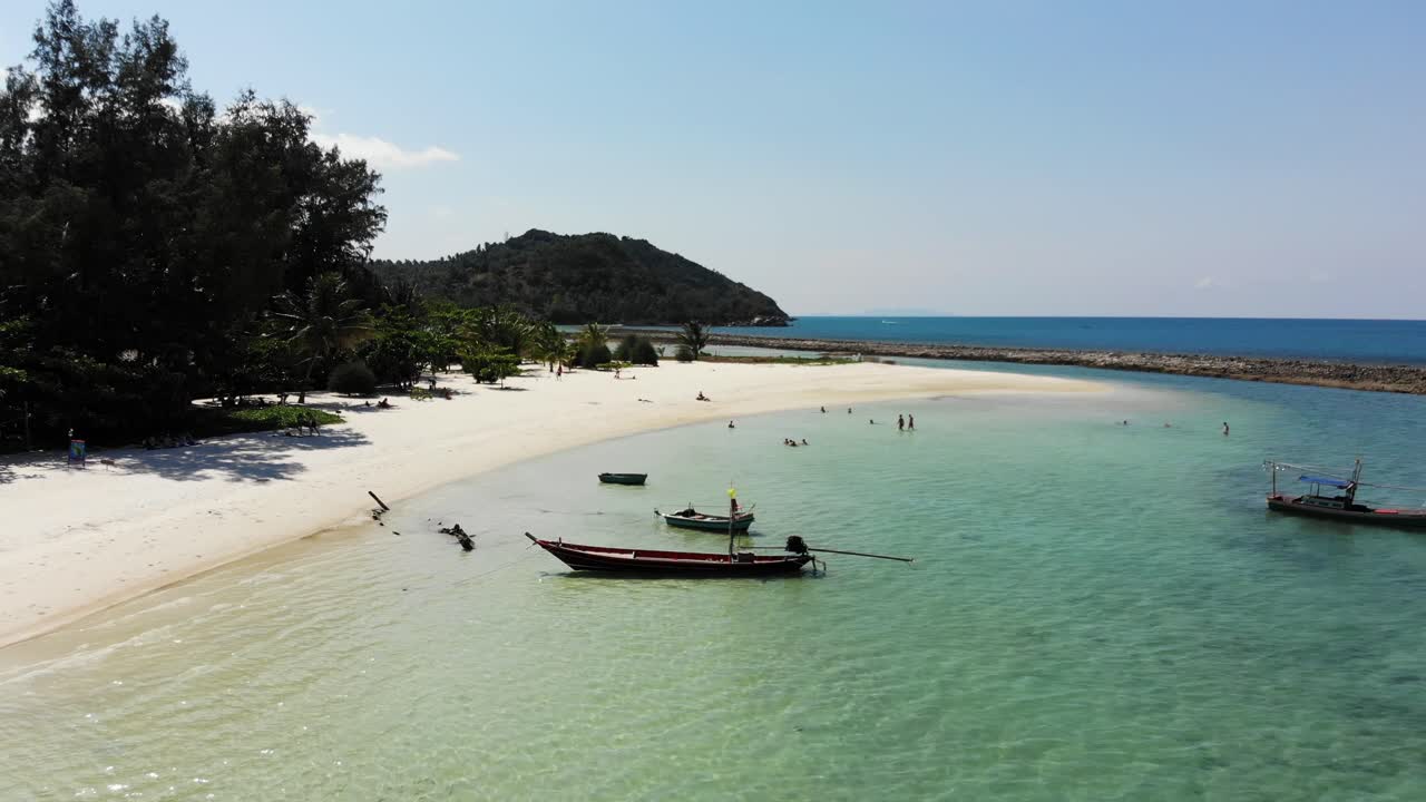volando con drones sobre la playa de arena y turistas en la bahía de ao chaloklum en koh phangan, tailandia
