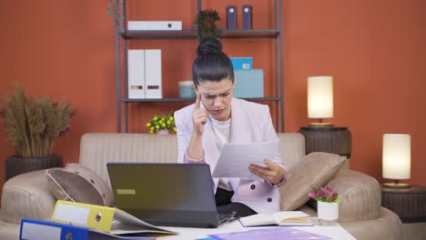 trabajadora de oficina en el hogar mujer joven examinando, analizando documentos.