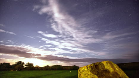 Timelapse-De-Nubes-Por-Campos-Verdes-Y-Cielo-Estrellado-Cada-Vez-Más-Brillante