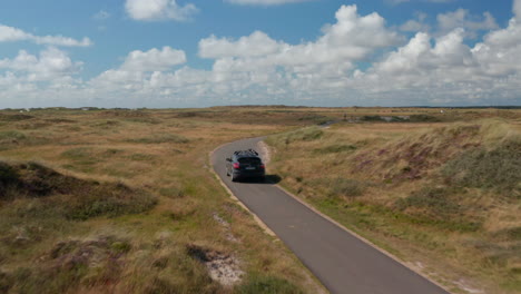 Verfolgung-Von-Autofahrten-Auf-Schmalen-Wegen-In-Flacher-Landschaft.-Annäherung-An-Entgegenkommende-Radfahrer.-Dänemark