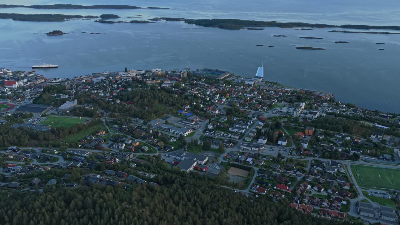 Molde'nin deniz üzerindeki manzaralı gün batımı, havadan çekilmiş görüntülerle.