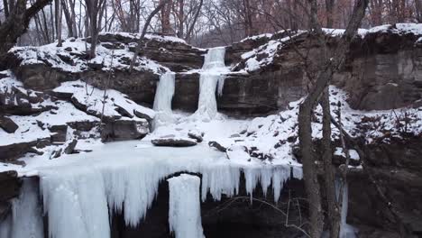 Drohnenabstieg-Eines-Gefrorenen-Wasserfalls-In-Minnesota,-Triple-Falls