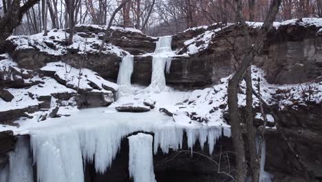 tiro descendente de drones de una cascada congelada en minnesota, triple falls