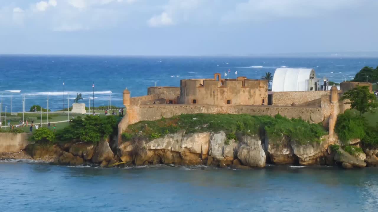 fort san felipe en un día de viento, bahía de taino, puerto plata, república dominicana